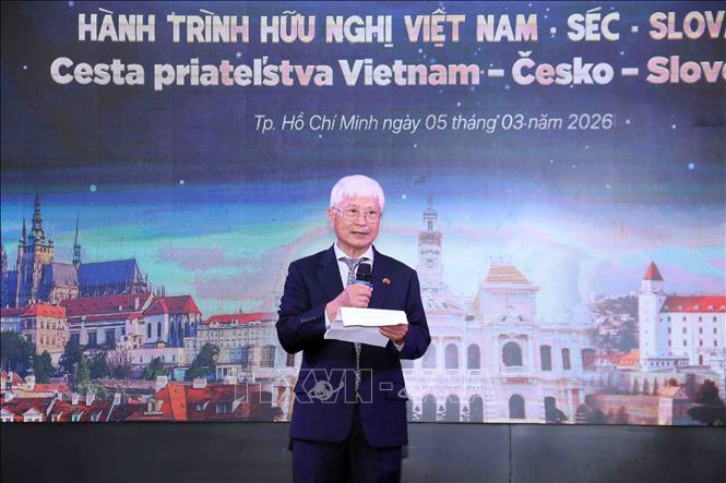 Ông Bùi Quang Hải, Chủ tịch Hội hữu nghị Việt Nam-Slovakia Thành phố Hồ Chí Minh phát biểu khai mạc chương trình. Ảnh: Xuân Khu-TTXVN