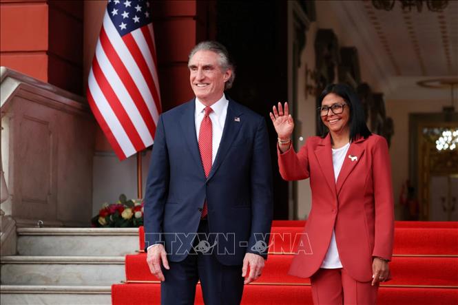 Tổng thống lâm thời Venezuela Delcy Rodriguez (phải) trong cuộc gặp Bộ trưởng Nội vụ Mỹ Doug Burgum tại Caracas, ngày 4/3/2026. Ảnh: REUTERS/TTXVN