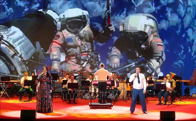 Tiết mục biểu diễn do đoàn nghệ thuật Bộ Tình trạng khẩn cấp Liên bang Nga biểu diễn. Ảnh: Phạm Kiên - TTXVN