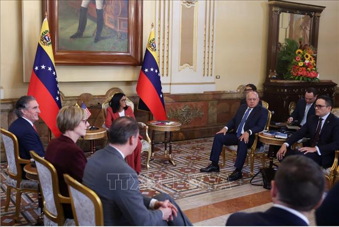 Tổng thống lâm thời Venezuela Delcy Rodriguez (giữa) trong cuộc gặp Bộ trưởng Nội vụ Mỹ Doug Burgum (trái) tại Caracas ngày 4/3/2026. Ảnh: REUTERS/TTXVN