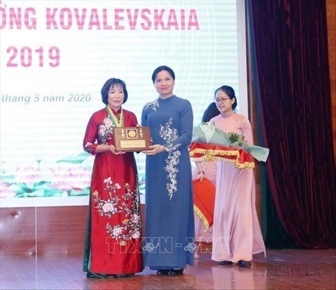 PGS.TS Trần Thị Thu Hà (bên trái), Viện Nghiên cứu và Phát triển Lâm nghiệp, Trường Đại học Nông Lâm, Đại học Thái Nguyên nhận Giải thưởng Kovalevskaia năm 2019. Ảnh: Phương Hoa - TTXVN