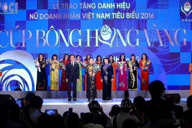 Phó Chủ tịch nước Đặng Thị Ngọc Thịnh trao cúp cho 100 doanh nhân nữ Việt Nam tiêu biểu - Cúp Bông Hồng vàng năm 2016. Ảnh: Minh Quyết - TTXVN
