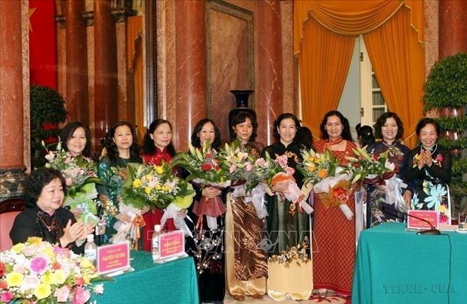 Tỷ lệ nữ tham gia công tác lãnh đạo, quản lý trong hệ thống chính trị ngày càng tăng. Những nhiệm kỳ Đại hội Đảng gần đây luôn có cán bộ nữ là Ủy viên Bộ Chính trị, Bí thư Trung ương Đảng và nhiều Ủy viên Trung ương Đảng, Bộ trưởng, Thứ trưởng...Trong ảnh: Ra mắt nhóm nữ nghị sĩ Việt Nam (2008). Ảnh: Thống Nhất - TTXVN