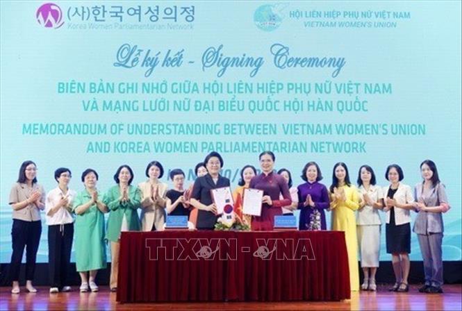 Sáng 10/9/2024, tại Hà Nội, Hội Liên hiệp Phụ nữ Việt Nam và Viện Phát triển Phụ nữ Hàn Quốc tổ chức Diễn đàn Phụ nữ Việt Nam - Hàn Quốc lần thứ 11 với chủ đề “Kinh tế xanh và đóng góp của Phụ nữ”. Trong ảnh: Bà Hà Thị Nga, Chủ tịch Hội Liên hiệp Phụ nữ Việt Nam và Bà Hye Hoon Lee, Chủ tịch Mạng lưới Nữ đại biểu Quốc hội Hàn Quốc ký kết Biên bản ghi nhớ giữa hai đơn vị. Ảnh: Phương Hoa - TTXVN