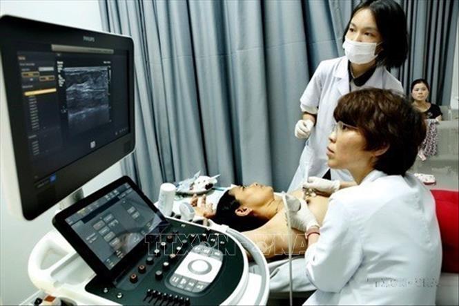 Trong xu thế hội nhập và phát triển của đất nước, phụ nữ Việt Nam tiếp tục vượt qua mọi thành kiến và thử thách, vươn lên đóng góp tích cực vào các hoạt động xã hội, duy trì ảnh hưởng của mình trên nhiều lĩnh vực. Trong ảnh: Các nữ bác sĩ Bệnh viện Bạch Mai khám sàng lọc, tầm soát ung thư vú, tư vấn miễn phí cho phụ nữ nghèo tỉnh Hà Nam (11/5/2009). Ảnh: Dương Ngọc - TTXVN