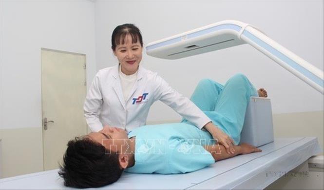 Thầy thuốc ưu tú, thạc sỹ, bác sỹ Hồ Phạm Thục Lan –Trưởng đơn vị chuyển hóa cơ xương, Trung tâm nghiên cứu y sinh, Trường Đại học Y khoa Phạm Ngọc Thạch nhận được nhiều giải thưởng danh giá, là 1 trong 10 gương mặt được vinh danh tại giải thưởng Phụ nữ Việt Nam năm 2019; giải L’Oreal - UNESCO dành cho các nhà khoa học nữ năm 2015; giải thưởng Vinh danh Cống hiến 2016; giải thưởng Alexandre Yersin 2018 cho các công trình nghiên cứu xuất sắc. Ảnh: Đinh Hằng - TTXVN