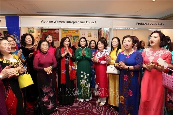 Phó Chủ tịch nước Đặng Thị Ngọc Thịnh và các doanh nhân Việt Nam dự Hội nghị Thượng đỉnh Phụ nữ toàn cầu lần thứ 26 cùng nhau hát vang bài hát 