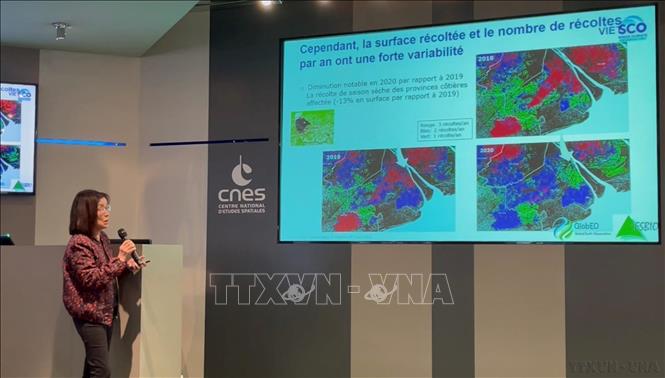 Tại Pháp, Tiến sĩ khoa học Lê Toàn Thủy nghiên cứu 3 dự án: Dự án Georice của Cơ quan Vũ trụ châu Âu (ESA), Dự án GEMMES Vietnam do Cơ quan phát triển Pháp (AFD) tài trợ và Dự án VietSCO do Trung tâm vũ trụ Pháp (CNES) phối hợp với Trung tâm Vũ trụ Việt Nam (VNSC) triển khai theo dõi và quan sát bằng vệ tinh tình trạng lũ lụt, hạn hán và xâm nhập mặn ở vùng Đồng bằng sông Cửu Long, chủ động trong dự báo và phát triển trồng lúa hiệu quả. Trong ảnh: Tiến sĩ khoa học Lê Toàn Thủy trình bày dự án tại trung tâm CNES (2022). Ảnh: Thu Hà - P/v TTXVN tại Pháp