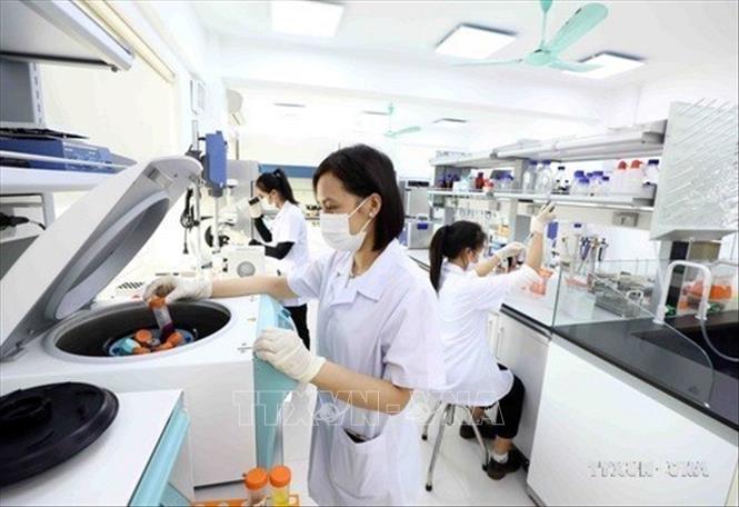 Chi hội Phụ nữ Phòng Kỹ thuật bảo vệ (Bộ Tư lệnh Cảnh vệ, Bộ Công an) luôn hoàn thành xuất sắc nhiệm vụ ứng dụng thành tựu khoa học công nghệ, sử dụng các thiết bị kỹ thuật hiện đại để kiểm tra, phát hiện, xử lý các chất độc hại trong đồ ăn, thức uống. Ảnh: Phạm Kiên - TTXVN