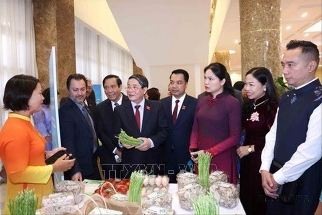 Đồng chí Nguyễn Đức Hải, Ủy viên Trung ương Đảng, Phó Chủ tịch Quốc hội và các đại biểu tham quan gian trưng bày sản phẩm “Phụ nữ khởi nghiệp sáng tạo và chuyển đổi xanh” năm 2024. Ảnh: Phương Hoa - TTXVN