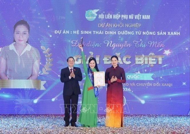 Đồng chí Nguyễn Đức Hải, Ủy viên Trung ương Đảng, Phó Chủ tịch Quốc hội trao giải Đặc biệt cuộc thi “Phụ nữ khởi nghiệp sáng tạo và chuyển đổi xanh” năm 2024 cho tác giả Nguyễn Thị Mến (áo xanh) với Dự án 