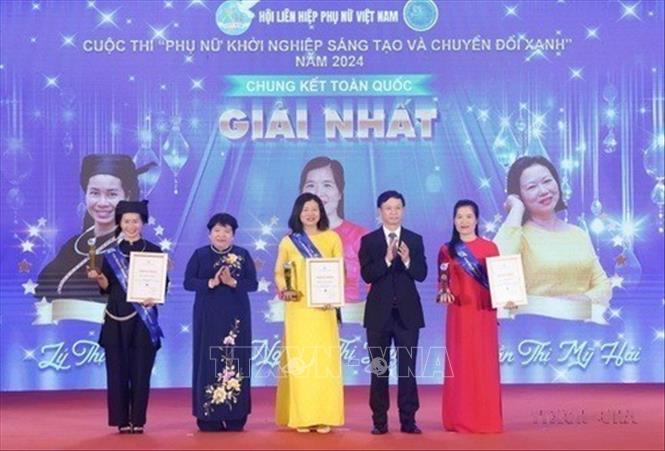 Các tác giả nhận Giải Nhất cuộc thi “Phụ nữ khởi nghiệp sáng tạo và chuyển đổi xanh” năm 2024. Ảnh: Phương Hoa - TTXVN