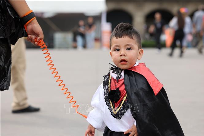 Một em bé trong bộ đồ hiệp sĩ trong lễ hội Tlacaxipehualiztli được tái hiện tại thủ đô Mexico City. Ảnh: Phi Hùng - PV TTXVN tại Mexico