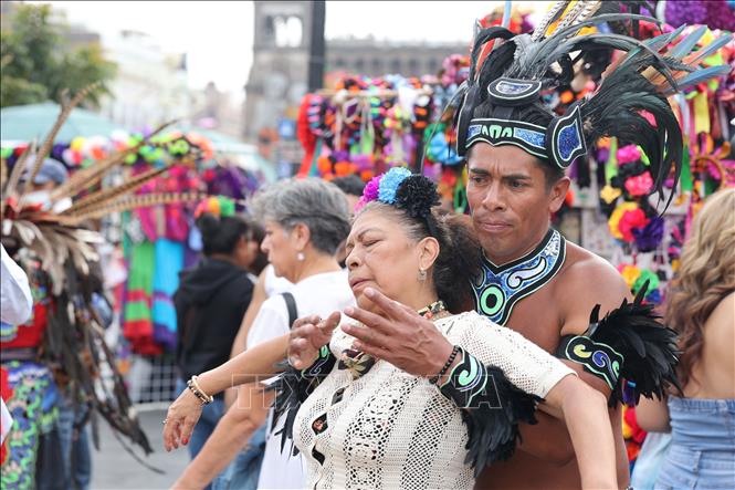 Quang cảnh lễ hội Tlacaxipehualiztli được tái hiện tại thủ đô Mexico City. Ảnh: Phi Hùng - PV TTXVN tại Mexico