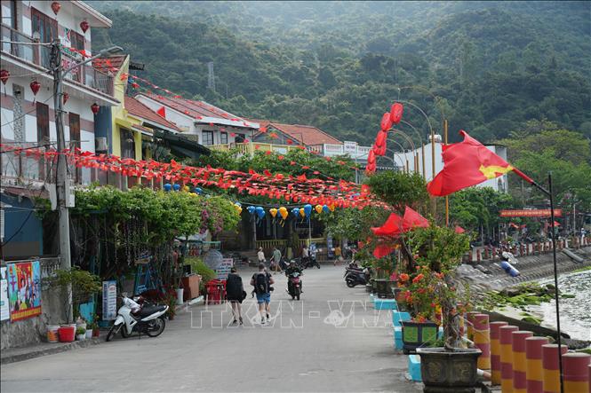 From the pier to winding hillside roads, large banners and posters alongside national and Party flags create a vibrant atmosphere across the island commune. Photo: Anh Dung – VNA