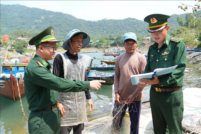 Officers and soldiers of the Cu Lao Cham Border Post disseminate election information to local fishermen. Photo: Anh Dung – VNA