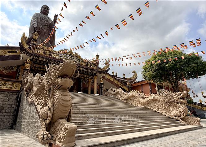 The stairway leading to the main hall is decorated with two giant dragon sculptures. Photo: Thanh Sang – VNA 