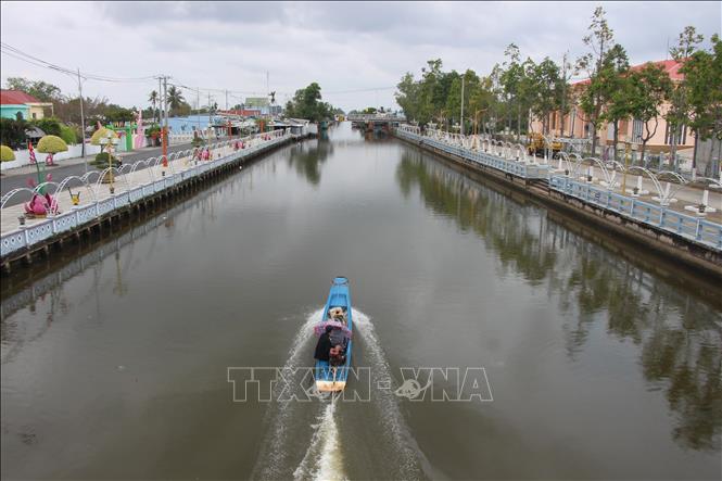 Việc chủ động trữ nước giúp đảm bảo sản xuất và giao thương của người dân trên địa bàn tỉnh Cà Mau. Ảnh: Chanh Đa-TTXVN