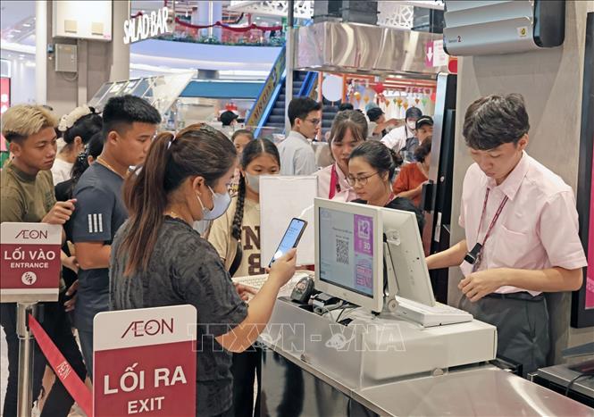 Khách hàng thanh toán không dùng tiền mặt tại Siêu thị AEON. Ảnh: Trần Việt - TTXVN