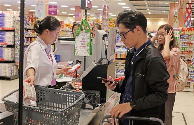 Khách hàng thanh toán không dùng tiền mặt tại Siêu thị AEON. Ảnh: Trần Việt - TTXVN