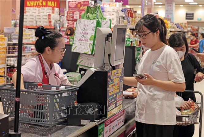 Khách hàng thanh toán không dùng tiền mặt tại Siêu thị AEON. Ảnh: Trần Việt - TTXVN