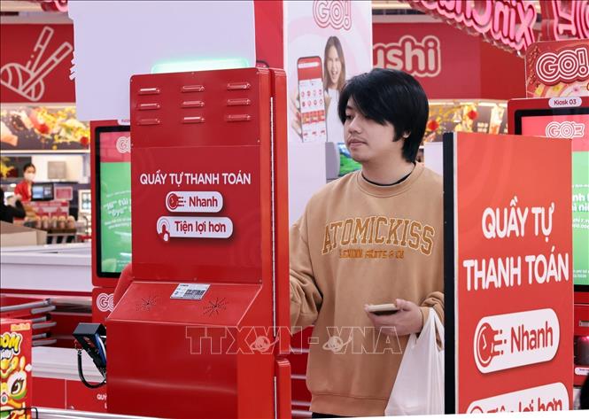 Khách hàng thanh toán không dùng tiền mặt tại Siêu thị AEON. Ảnh: Trần Việt - TTXVN