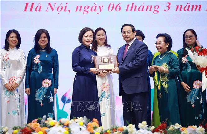 Thủ tướng Phạm Minh Chính trao Giải thưởng Kovalevskaia năm 2025 cho cá nhân GS.TS Trần Thị Việt Nga, Viện trưởng Viện Công nghệ cao Việt Nhật, Giảng viên cao cấp Khoa Kỹ thuật Môi trường, Trường Đại học Xây dựng Hà Nội, chuyên gia trong lĩnh vực kỹ thuật xử lý nước và nước thải tại Việt Nam. Ảnh: Dương Giang-TTXVN 