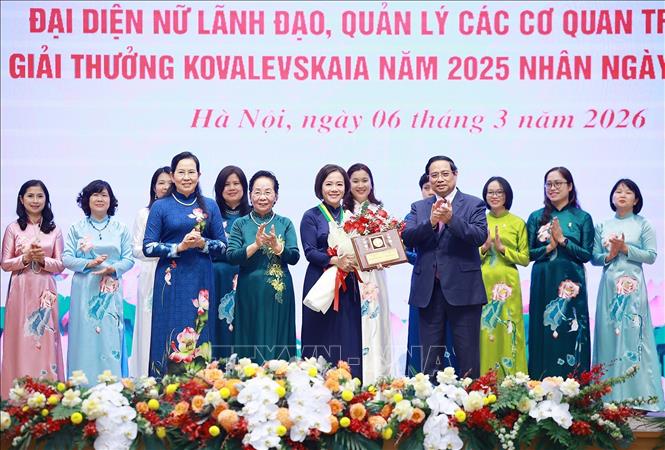 Thủ tướng Phạm Minh Chính trao Giải thưởng Kovalevskaia năm 2025 cho cá nhân GS.TS Trần Thị Việt Nga, Viện trưởng Viện Công nghệ cao Việt Nhật, Giảng viên cao cấp Khoa Kỹ thuật Môi trường, Trường Đại học Xây dựng Hà Nội, chuyên gia trong lĩnh vực kỹ thuật xử lý nước và nước thải tại Việt Nam. Ảnh: Dương Giang-TTXVN 