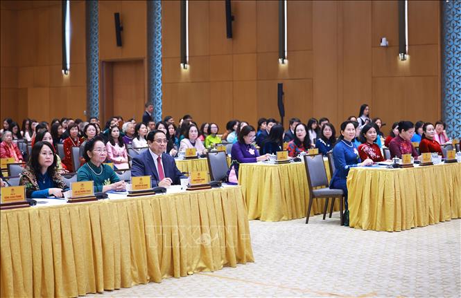 Thủ tướng Phạm Minh Chính và các đại biểu dự gặp mặt đại diện nữ lãnh đạo và trao Giải thưởng Kovalevskaia năm 2025. Ảnh: Dương Giang-TTXVN