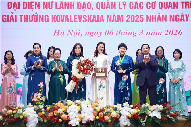 Thủ tướng Phạm Minh Chính trao Giải thưởng Kovalevskaia năm 2025 cho Tập thể các nhà khoa học nữ với cụm công trình 