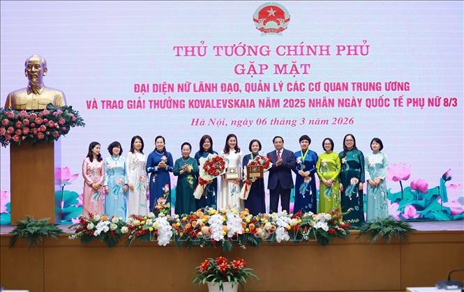 Thủ tướng Phạm Minh Chính trao Giải thưởng Kovalevskaia năm 2025 cho Tập thể các nhà khoa học nữ Khoa kỹ thuật Thực phẩm, Trường Hóa và Khoa học sự sống, Đại học Bách khoa Hà Nội và GS.TS Trần Thị Việt Nga, Viện trưởng Viện Công nghệ cao Việt Nhật, Giảng viên cao cấp Khoa Kỹ thuật Môi trường, Trường Đại học Xây dựng Hà Nội. Ảnh: Dương Giang-TTXVN 
