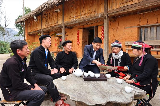 Cán bộ tuyên truyền bầu cử cho các cử tri tại thôn Nặm Đăm, xã Quản Bạ. Ảnh: Minh Đức – TTXVN