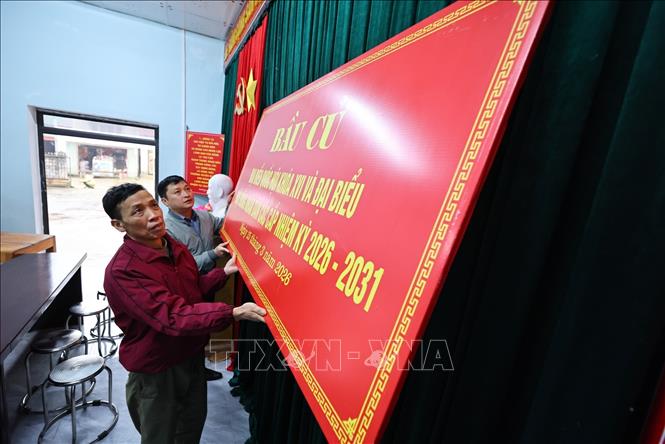 Trang trí hội trường, điểm bỏ phiếu tại nhà văn hóa thôn Nà Khoang 1, xã Quản Bạ. Ảnh: Minh Đức – TTXVN