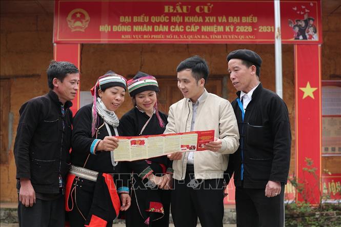 Cán bộ tuyên truyền bầu cử cho các cử tri tại thôn Nặm Đăm, xã Quản Bạ. Ảnh: Minh Đức – TTXVN