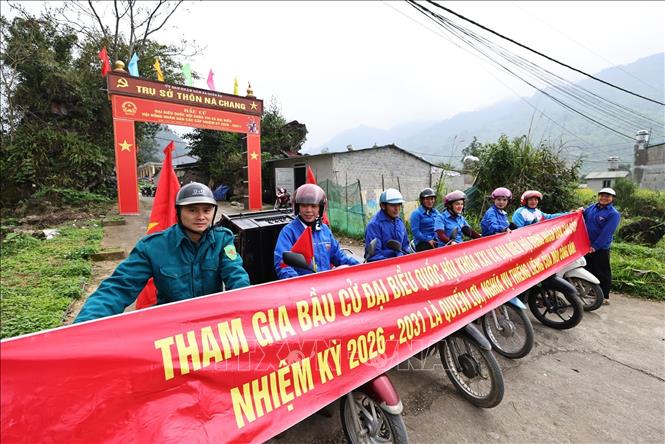 Đoàn thanh niên xã Quản Bạ tuyên truyền lưu động về công tác bầu cử trên địa bàn xã. Ảnh: Minh Đức – TTXVN