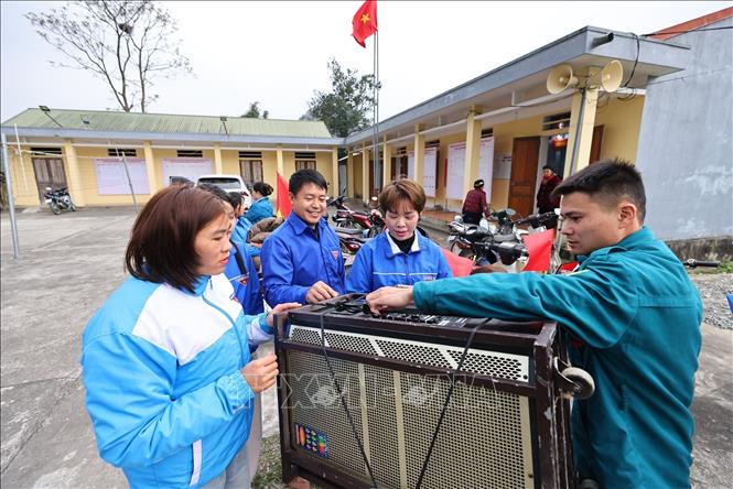 Đoàn thanh niên xã Quản Bạ tuyên truyền lưu động về công tác bầu cử trên địa bàn xã. Ảnh: Minh Đức – TTXVN