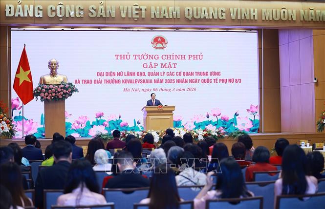 Thủ tướng Phạm Minh Chính phát biểu tại buổi gặp mặt đại diện nữ lãnh đạo, quản lý các cơ quan trung ương và trao Giải thưởng Kovalevskaia năm 2025. Ảnh: Dương Giang-TTXVN
