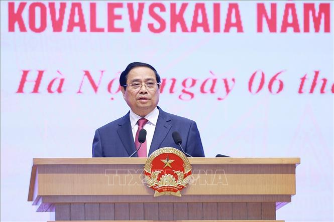 Thủ tướng Phạm Minh Chính phát biểu tại buổi gặp mặt đại diện nữ lãnh đạo, quản lý các cơ quan trung ương và trao Giải thưởng Kovalevskaia năm 2025. Ảnh: Dương Giang-TTXVN
