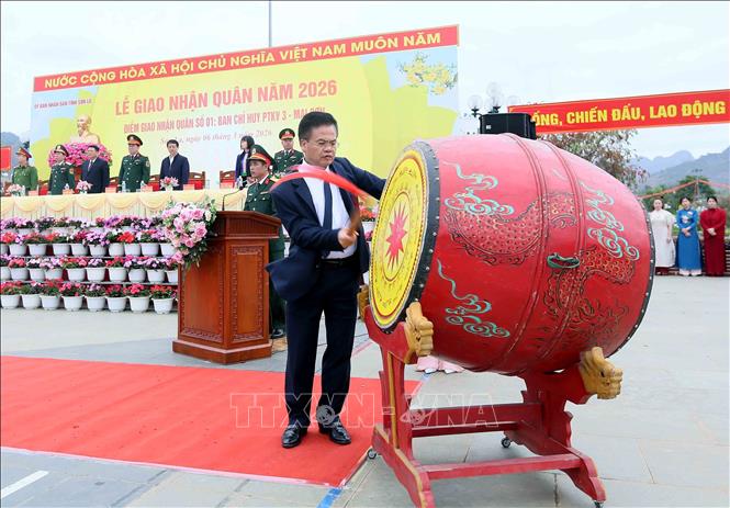 Ông Đỗ Văn Trụ, Bí thư Đảng ủy phường Chiềng Cơi, tỉnh Sơn La, thực hiện nghi thức đánh trồng mở hội tòng quân năm 2026. Ảnh: Quang Quyết - TTXVN