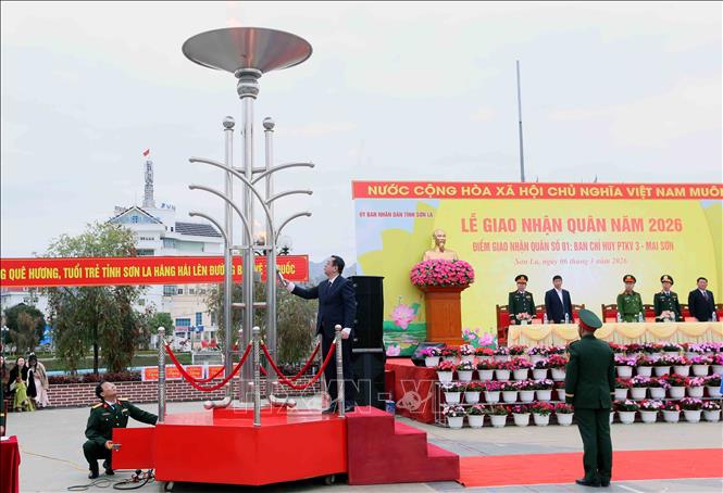 Nghi thức thắp đuốc truyền thống tại Lễ giao nhận quân năm 2026. Ảnh: Quang Quyết - TTXVN