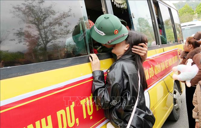 Người thân bịn rịn chia tay tân binh lên đường đến đơn vị huấn luyện. Ảnh: Trung Kiên - TTXVN