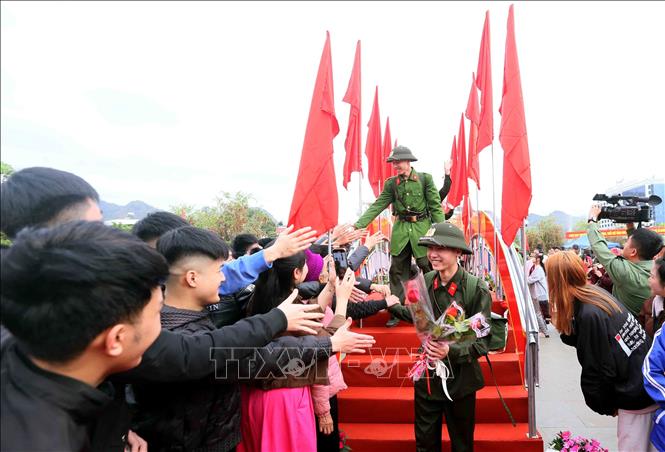 Thanh niên Sơn La hăng hái lên đường thực hiện nghĩa vụ tham gia Công an nhân dân. Ảnh: Quang Quyết - TTXVN