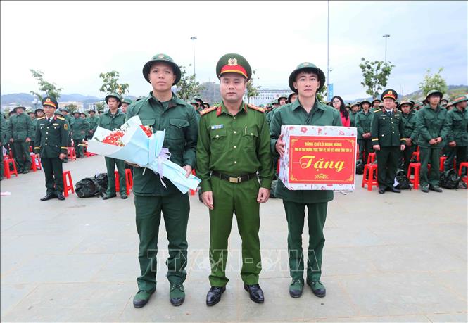 Tặng hoa, quà chúc mừng các thanh niên lên đường nhập ngũ năm 2026. Ảnh: Quang Quyết - TTXVN