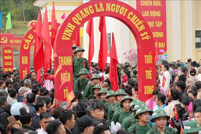 Các tân binh hăng hái lên đường. Ảnh: Trung Kiên - TTXVN