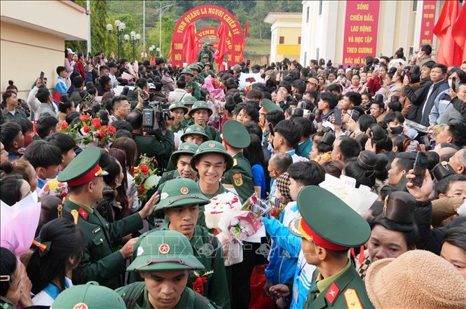 Các tân binh hăng hái lên đường. Ảnh: Trung Kiên - TTXVN