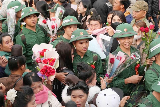 Các tân binh hăng hái lên đường. Ảnh: Trung Kiên - TTXVN