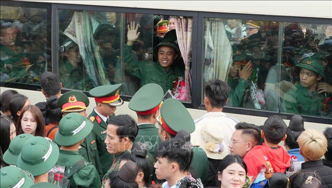 Người thân bịn rịn chia tay các tân binh lên đường đến các đơn vị huấn luyện. Ảnh: Trung Kiên - TTXVN