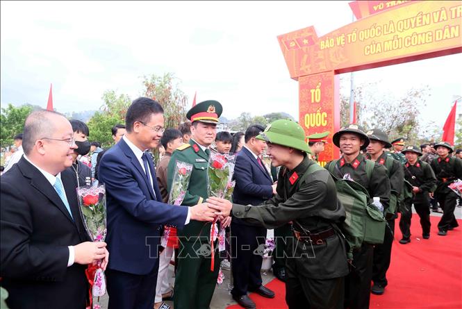 Tặng hoa chúc mừng công dân lên đường thực hiện nghĩa vụ Công an nhân dân. Ảnh: Quang Quyết - TTXVN