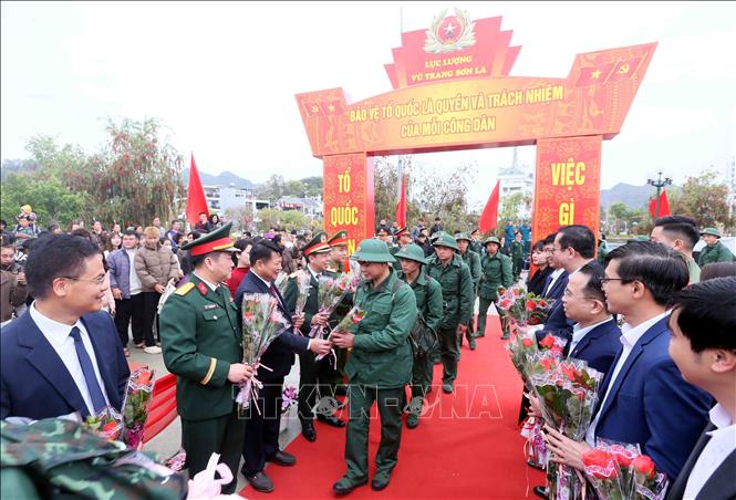 Tặng hoa chúc mừng công dân lên đường thực hiện nghĩa vụ Quân sự. Ảnh: Quang Quyết - TTXVN