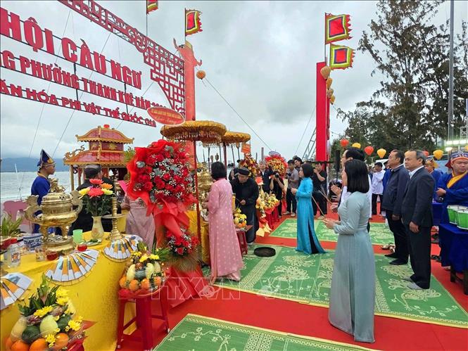 Đại diện chính quyền thành phố Đà Nẵng và các đại biểu dâng hương tại Lễ hội Cầu ngư năm 2026. Ảnh: Trần Lê Lâm - TTXVN
